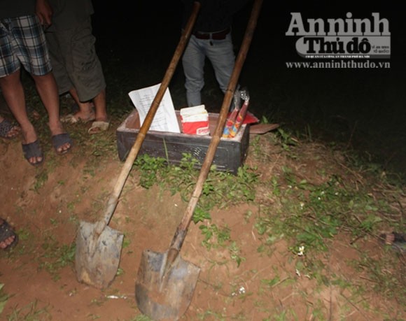 Bắt quả tang 5 đối tượng đào trộm mộ, người dân đòi xử lý tại chỗ ảnh 2 Bắt quả tang 5 đối tượng đào trộm mộ, người dân đòi xử lý tại chỗ ảnh 2