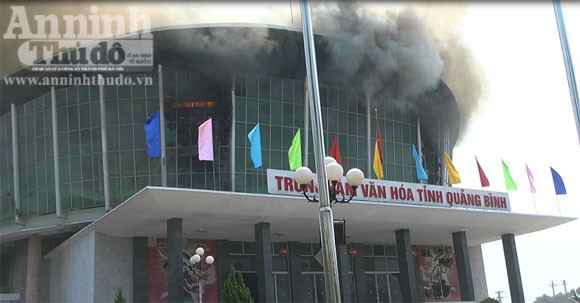 Cháy lớn tại Trung tâm văn hóa tỉnh Quảng Bình ảnh 1 Cháy lớn tại Trung tâm văn hóa tỉnh Quảng Bình ảnh 1