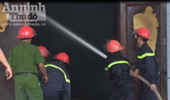Cháy lớn tại Trung tâm văn hóa tỉnh Quảng Bình ảnh 3 Cháy lớn tại Trung tâm văn hóa tỉnh Quảng Bình ảnh 3