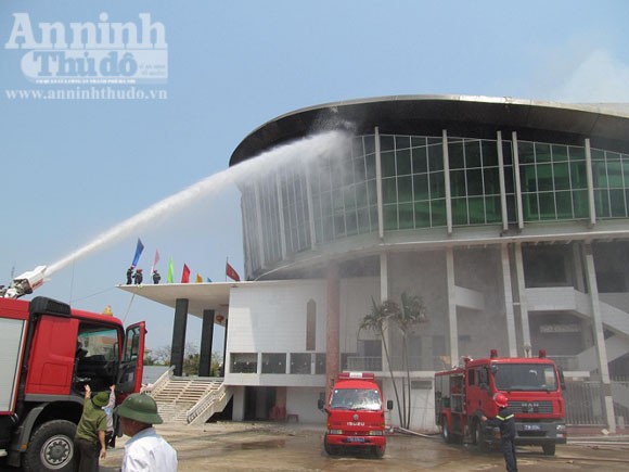 Cháy lớn tại Trung tâm văn hóa tỉnh Quảng Bình ảnh 2 Cháy lớn tại Trung tâm văn hóa tỉnh Quảng Bình ảnh 2
