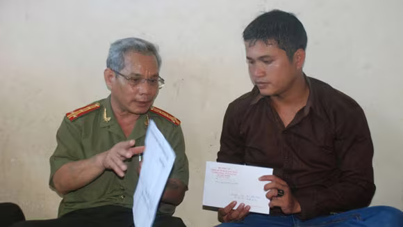 Báo ANTĐ tặng quà cho chủ tàu cá bị Trung Quốc bắn cháy cabin ảnh 1