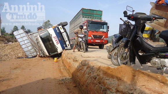 Xe chở dăm lật úp xuống hố công trình ảnh 1 Xe chở dăm lật úp xuống hố công trình ảnh 1