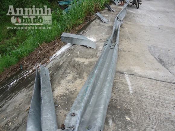 Xe chở nước rơi xuống vực, một người tử vong ảnh 3 Xe chở nước rơi xuống vực, một người tử vong ảnh 3