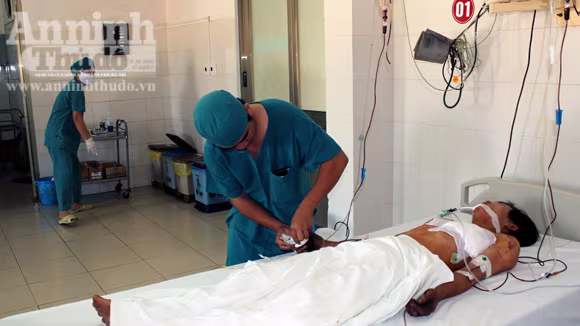 Cứu sống một bệnh nhân bị kim loại xuyên thủng tim, phổi ảnh 1 Cứu sống một bệnh nhân bị kim loại xuyên thủng tim, phổi ảnh 1