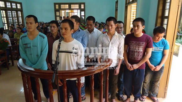 165 tháng tù cho nhóm đối tượng tấn công, lật đổ xe Công an ảnh 3 165 tháng tù cho nhóm đối tượng tấn công, lật đổ xe Công an ảnh 3