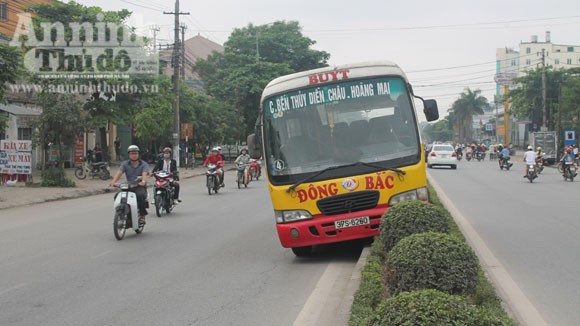 Xe buýt mất lái, hàng chục hành khách hoảng hồn ảnh 1 Xe buýt mất lái, hàng chục hành khách hoảng hồn ảnh 1