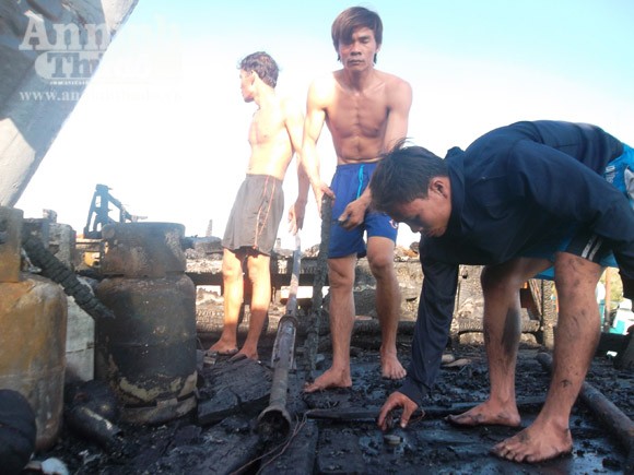 Lửa thiêu rụi hai tàu cá chuẩn bị ra Hoàng Sa đánh bắt hải sản ảnh 2 Lửa thiêu rụi hai tàu cá chuẩn bị ra Hoàng Sa đánh bắt hải sản ảnh 2