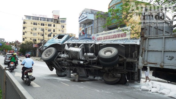 Xe ô tô quá tải, gãy cầu, chổng vó lên trời ảnh 1 Xe ô tô quá tải, gãy cầu, chổng vó lên trời ảnh 1