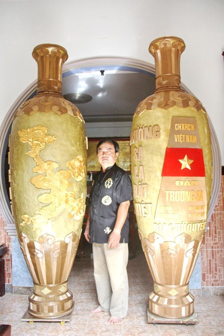Gửi tặng quân dân Trường Sa cặp lộc bình “Việt Nam long hình đồ” ảnh 1 Gửi tặng quân dân Trường Sa cặp lộc bình “Việt Nam long hình đồ” ảnh 1