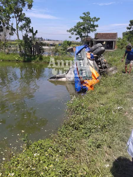 Chết máy, xe tải bị tàu Thống Nhất húc bay xuống ao ảnh 2 Chết máy, xe tải bị tàu Thống Nhất húc bay xuống ao ảnh 2