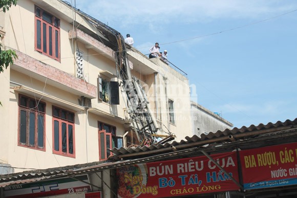 Bén lửa, cột thu phát sóng đổ ập vào nhà dân ảnh 2 Bén lửa, cột thu phát sóng đổ ập vào nhà dân ảnh 2