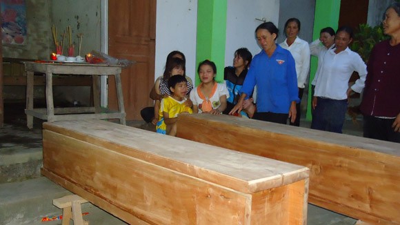 Hai vợ chồng chết đuối thương tâm, để lại 5 con nheo nhóc ảnh 1 Hai vợ chồng chết đuối thương tâm, để lại 5 con nheo nhóc ảnh 1