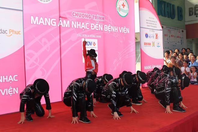 Dương Triệu Vũ - Thanh Thúy mang tiếng hát gửi tặng bệnh nhân nghèo ảnh 13 Dương Triệu Vũ - Thanh Thúy mang tiếng hát gửi tặng bệnh nhân nghèo ảnh 13