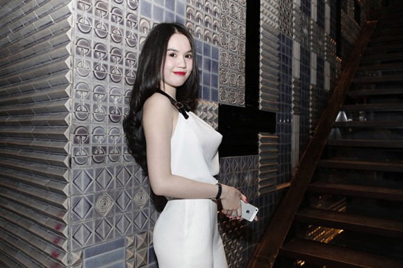Ngọc Trinh khéo léo khoe vai trần đầy gợi cảm ảnh 1 Ngọc Trinh khéo léo khoe vai trần đầy gợi cảm ảnh 1