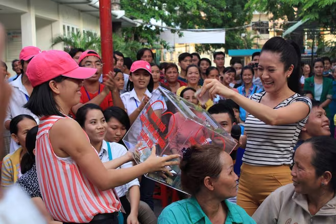 Dương Triệu Vũ - Thanh Thúy mang tiếng hát gửi tặng bệnh nhân nghèo ảnh 5 Dương Triệu Vũ - Thanh Thúy mang tiếng hát gửi tặng bệnh nhân nghèo ảnh 5