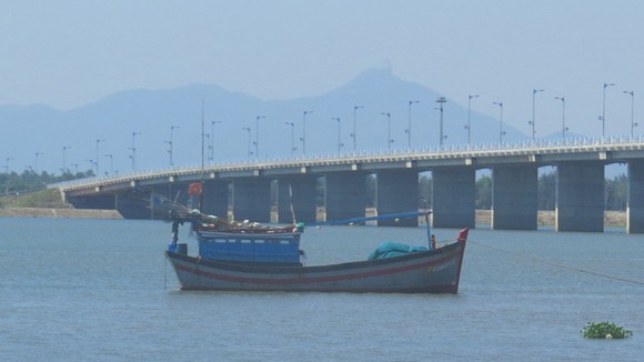 Được cứu sống, cô gái đòi quay lại cầu tự tử ảnh 1 Được cứu sống, cô gái đòi quay lại cầu tự tử ảnh 1