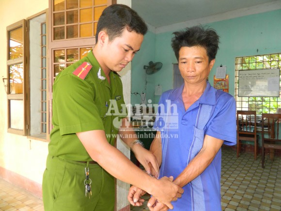 Bé trai 9 tuổi bị cha ruột đánh đập dã man ảnh 2 Bé trai 9 tuổi bị cha ruột đánh đập dã man ảnh 2