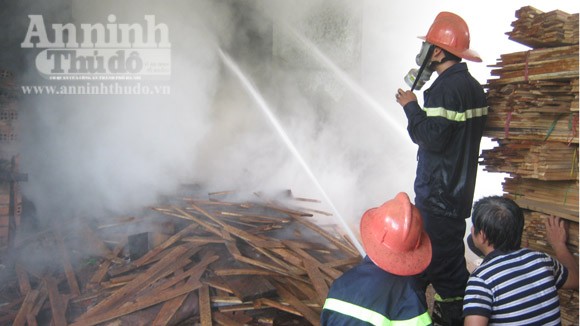 Cháy lớn tại một xưởng chứa gỗ ở Đắk Lắk ảnh 1 Cháy lớn tại một xưởng chứa gỗ ở Đắk Lắk ảnh 1