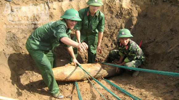 Di dời an toàn quả bom nặng 230kg ra khỏi khu dân cư ảnh 1 Di dời an toàn quả bom nặng 230kg ra khỏi khu dân cư ảnh 1
