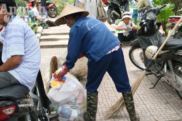 "Dụ" đi XKLĐ lương tới 40 triệu đồng/tháng tại điểm thi đại học ảnh 5 "Dụ" đi XKLĐ lương tới 40 triệu đồng/tháng tại điểm thi đại học ảnh 5
