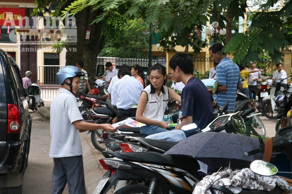 "Dụ" đi XKLĐ lương tới 40 triệu đồng/tháng tại điểm thi đại học ảnh 2 "Dụ" đi XKLĐ lương tới 40 triệu đồng/tháng tại điểm thi đại học ảnh 2