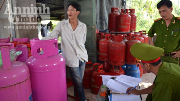 Nổi da gà cảnh coi thường mạng sống ở nơi san chiết gas lậu ảnh 5 Nổi da gà cảnh coi thường mạng sống ở nơi san chiết gas lậu ảnh 5