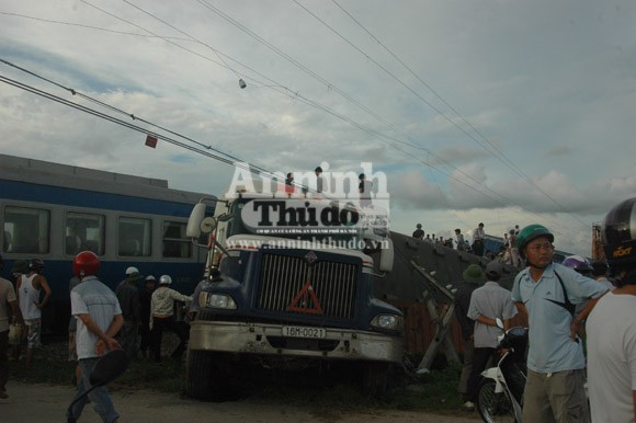 Container lao đầu vào tàu hỏa, hất tung 3 toa tàu khỏi đường ray ảnh 3 Container lao đầu vào tàu hỏa, hất tung 3 toa tàu khỏi đường ray ảnh 3