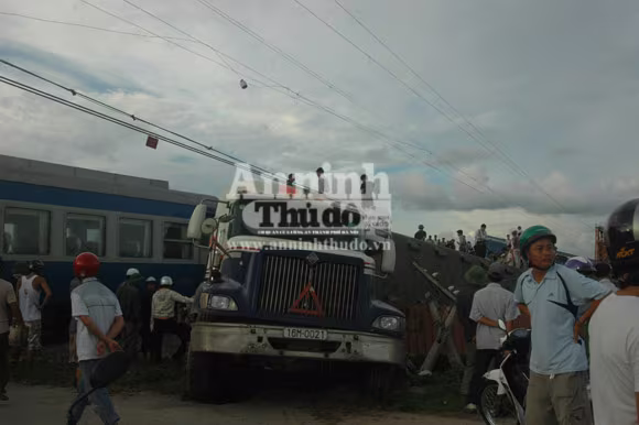 Container lao đầu vào tàu hỏa, hất tung 3 toa tàu khỏi đường ray ảnh 3 Container lao đầu vào tàu hỏa, hất tung 3 toa tàu khỏi đường ray ảnh 3