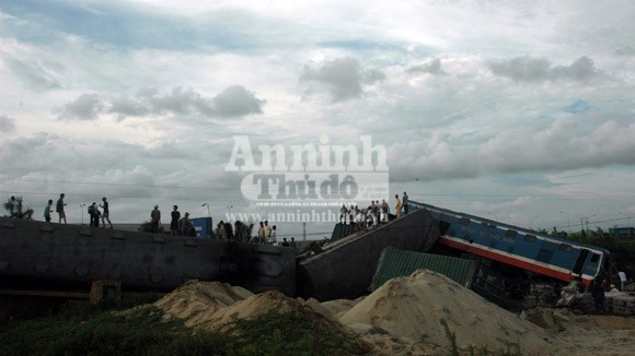 Container lao đầu vào tàu hỏa, hất tung 3 toa tàu khỏi đường ray ảnh 1 Container lao đầu vào tàu hỏa, hất tung 3 toa tàu khỏi đường ray ảnh 1