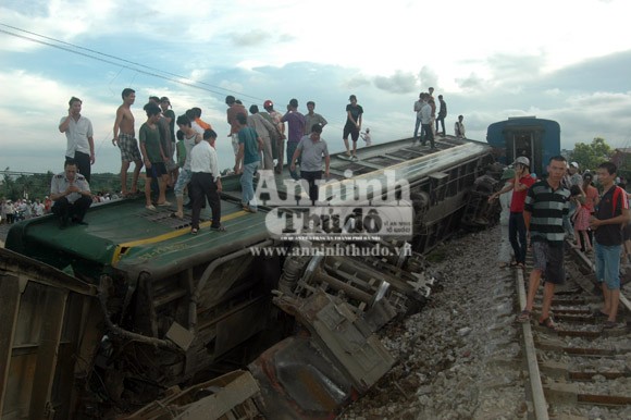 Container lao đầu vào tàu hỏa, hất tung 3 toa tàu khỏi đường ray ảnh 2 Container lao đầu vào tàu hỏa, hất tung 3 toa tàu khỏi đường ray ảnh 2