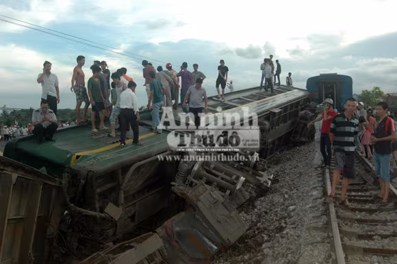 Container lao đầu vào tàu hỏa, hất tung 3 toa tàu khỏi đường ray ảnh 2 Container lao đầu vào tàu hỏa, hất tung 3 toa tàu khỏi đường ray ảnh 2