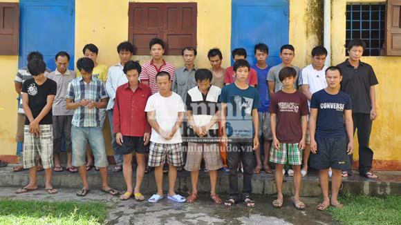 Cứ nhận lương là "nướng" vào cờ bạc ảnh 1 Cứ nhận lương là "nướng" vào cờ bạc ảnh 1