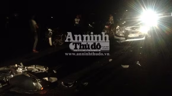 Xe máy đâm trực diện ô tô, 1 người bị thương nặng ảnh 1 Xe máy đâm trực diện ô tô, 1 người bị thương nặng ảnh 1