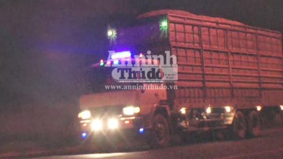 Xe chở dăm gỗ không phủ bạt, phóng rầm rầm trong đêm ảnh 1 Xe chở dăm gỗ không phủ bạt, phóng rầm rầm trong đêm ảnh 1