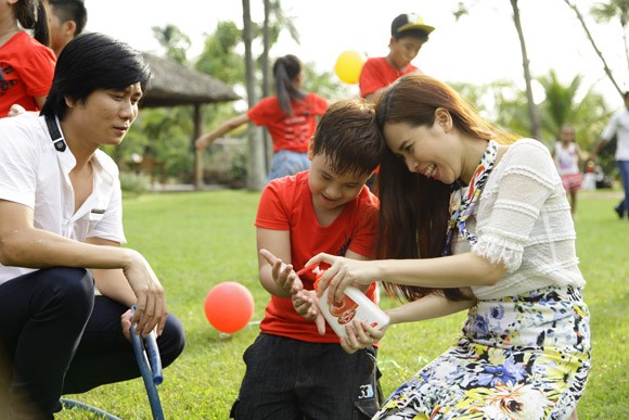 Vợ chồng Hồ Hoài Anh tung MV hot cùng thí sinh nhí ảnh 1 Vợ chồng Hồ Hoài Anh tung MV hot cùng thí sinh nhí ảnh 1