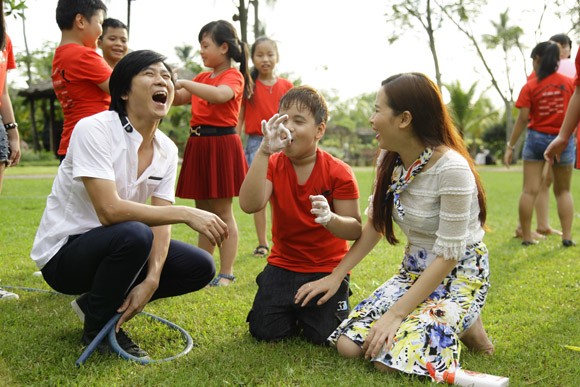 Vợ chồng Hồ Hoài Anh tung MV hot cùng thí sinh nhí ảnh 2 Vợ chồng Hồ Hoài Anh tung MV hot cùng thí sinh nhí ảnh 2