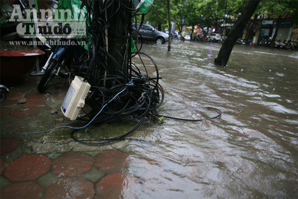 Thêm những hình ảnh Hà Nội ngập lụt trên nhiều tuyến phố ảnh 6 Thêm những hình ảnh Hà Nội ngập lụt trên nhiều tuyến phố ảnh 6