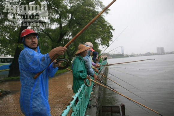 Thêm những hình ảnh Hà Nội ngập lụt trên nhiều tuyến phố ảnh 9 Thêm những hình ảnh Hà Nội ngập lụt trên nhiều tuyến phố ảnh 9