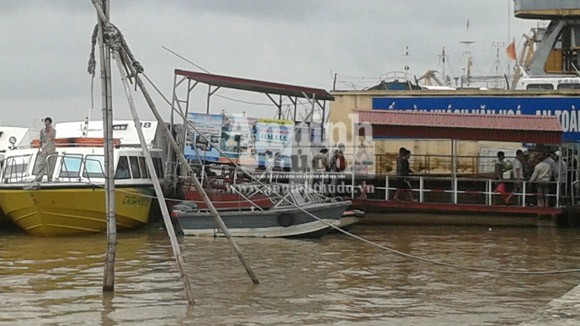 Bất chấp lệnh cấm, tàu cao tốc vẫn đưa 40 hành khách ra đảo ảnh 1 Bất chấp lệnh cấm, tàu cao tốc vẫn đưa 40 hành khách ra đảo ảnh 1