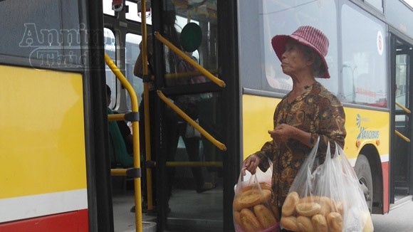 Bà lão 70 tuổi “sống nhờ” những ổ bánh mỳ ảnh 1 Bà lão 70 tuổi “sống nhờ” những ổ bánh mỳ ảnh 1
