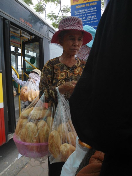 Bà lão 70 tuổi “sống nhờ” những ổ bánh mỳ ảnh 2 Bà lão 70 tuổi “sống nhờ” những ổ bánh mỳ ảnh 2