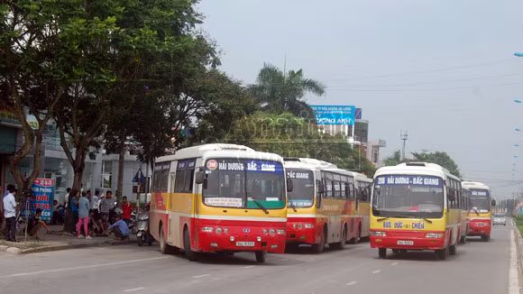 Tranh giành tuyến, xe buýt đỗ tràn đường gây ách tắc ảnh 1 Tranh giành tuyến, xe buýt đỗ tràn đường gây ách tắc ảnh 1