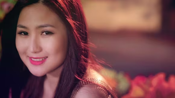 Hương Tràm bất ngờ "gục ngã" trước chàng phục vụ quán cafe ảnh 8