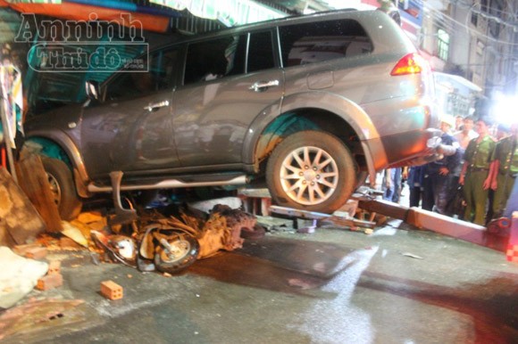 Ô tô 7 chỗ lao vào nhà dân, 1 người thiệt mạng ảnh 1 Ô tô 7 chỗ lao vào nhà dân, 1 người thiệt mạng ảnh 1