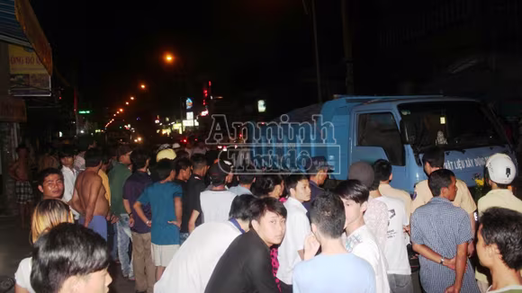 Ngăn bạn nhậu xô xát, nam thanh niên bị xe ben cán chết ảnh 2 Ngăn bạn nhậu xô xát, nam thanh niên bị xe ben cán chết ảnh 2