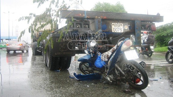 Xe máy đâm đuôi container, một người nguy kịch ảnh 1 Xe máy đâm đuôi container, một người nguy kịch ảnh 1