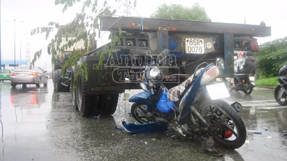 Xe máy đâm đuôi container, một người nguy kịch ảnh 1 Xe máy đâm đuôi container, một người nguy kịch ảnh 1