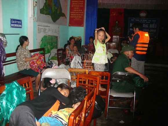 Hàng trăm ngôi nhà tốc mái, nhiều công nhân mắc kẹt được giải cứu ảnh 6 Hàng trăm ngôi nhà tốc mái, nhiều công nhân mắc kẹt được giải cứu ảnh 6
