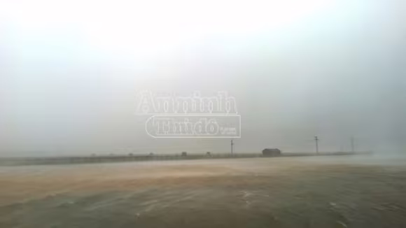 Hàng trăm ngôi nhà tốc mái, nhiều công nhân mắc kẹt được giải cứu ảnh 3 Hàng trăm ngôi nhà tốc mái, nhiều công nhân mắc kẹt được giải cứu ảnh 3