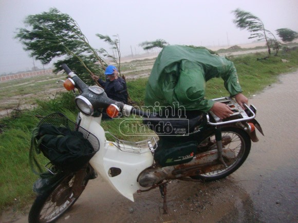 Hàng trăm ngôi nhà tốc mái, nhiều công nhân mắc kẹt được giải cứu ảnh 1 Hàng trăm ngôi nhà tốc mái, nhiều công nhân mắc kẹt được giải cứu ảnh 1